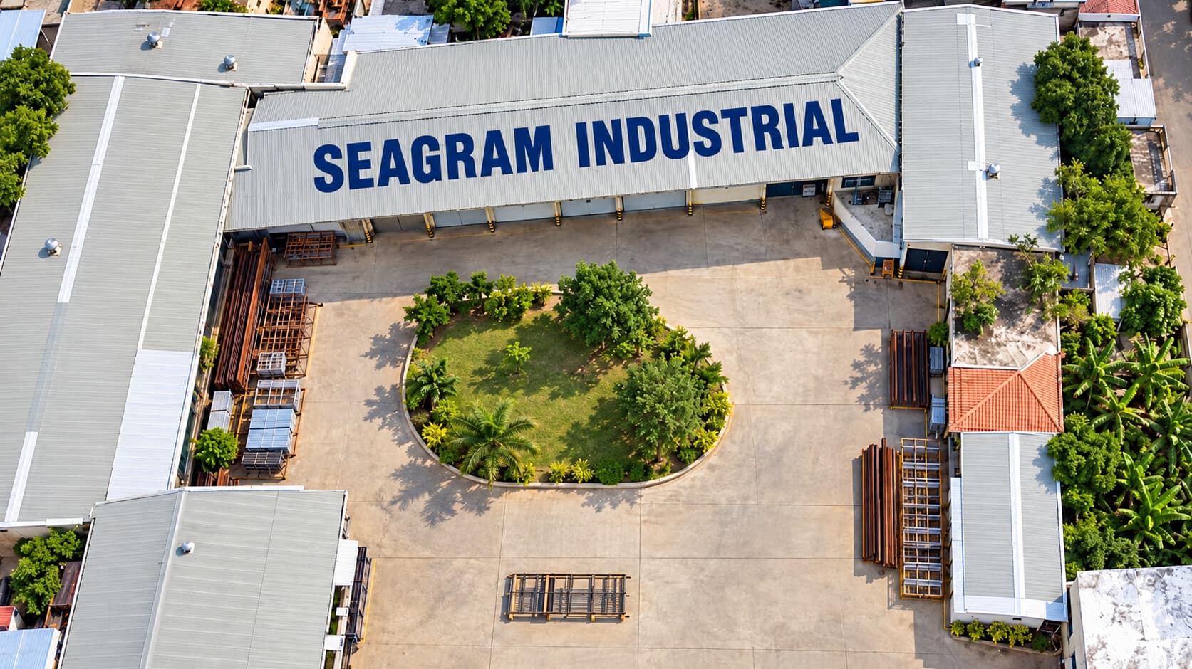 Vue aérienne des bâtiments de Seagram Industrial avec la cour centrale et le matériau en attente
